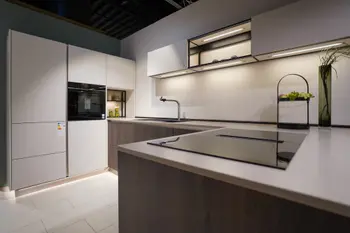 Moderne L-Kueche Holz dunkel Weiß grifflos.jpg